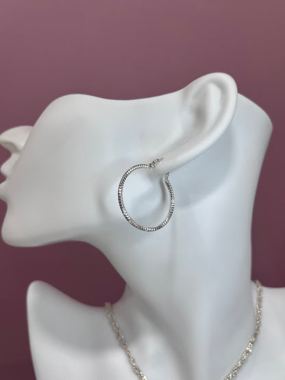 Pendientes de aro de plata de ley .925 tallados con diamante (1 pulgada)